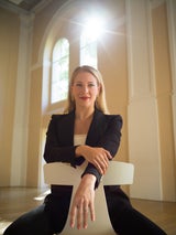In ihrer wunderschönen Tanzschule in Wels posierte die Unternehmerin und TV-Ikone Maria Angelini-Santner für MADONNA.
