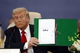 Trump mit der unterzeichneten Gaza-Erklärung.