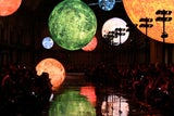 Chanel: Blazy schickt die Modewelt bei der Paris Fashion Week in den Orbit