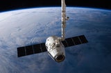 Satelliten von SpaceX im Orbit – sie senden offenbar auf ungewöhnlichen Frequenzen&nbsp;