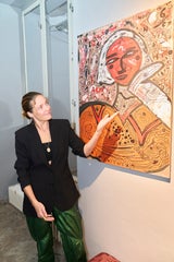 Patricia Aulitzky mit ihrem Bild.&nbsp;
