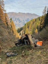 Bagger stürzte 100 meter in die Tiefe