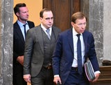 Anwalt Philipp Wolm, der Angeklagte Florian Teichtmeister und Anwalt Rudolf Mayer