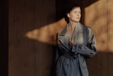 Neutrale Töne sorgen für einen modernen Look, der sich mühelos in verschiedene Lebensstile integrieren lässt. Trenchcoat um € 179,99,- bei Peek & Cloppenburg.