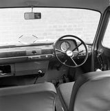 Ein Blick in die Vergangenheit – der einfache, zweckmäßige Innenraum des 1965er Transit steht für pure Funktionalität und Handwerksgeist der 1960er-Jahre.&nbsp;