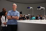 Apple-CEO Tim Cook steht neben dem neuen Apple Vision Pro-Headset, das während der Apple Worldwide Developers Conference am 5. Juni 2023 in Cupertino (Kalifornien, USA) vorgestellt wurde.&nbsp;