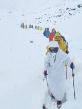 Rund 1.000 Menschen am Mount Everest von Schneesturm eingeschlossen