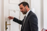 Der Tiroler SPÖ-Landtagsabgeordnete und ehemalige Landesparteivorsitzende Georg Dornauer am Montag, 03. Oktober 2022, anl. der Sondierungsgespräche zwischen ÖVP und SPÖ nach der Landtagswahl in Innsbruck.  
