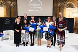 Die Gewinnerinnen mit BM Eva-Maria Holzleitner, L'Oréal Market Director&nbsp;Edzard Meenen, UNESCO-Kommissions-Präsidentin Sabine Haag, ÖAW-Prsäident Heinz Faßmann und Moderatorin Kati Bellowitsch.&nbsp;