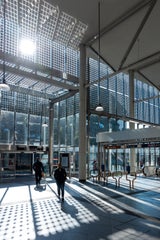 Die Fassaden-PV-Anlage in Floridsdorf erzeugt Strom und spendet zugleich Schatten. 