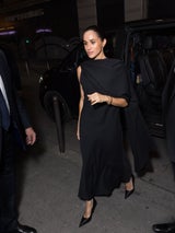 Meghan wechselte Outfits - ihre schlanke Silhouette verschwand in der Nacht.&nbsp;