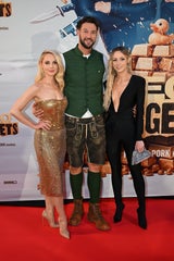 Melissa Naschnenweng (rechts) mit Paul Pizzera und Silvia Schneider bei der "Neo Nuggets"-Premiere