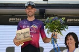 August, 2024: Mario Aparicio Muñoz aus Spanien und Team Burgos-BH feiert am Podium als bester Fahrer aus Burgos („Burgales“) während der 46. Vuelta a Burgos.
