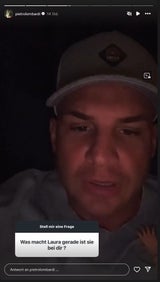 Pietro Lombardi macht sich über die Frage eines Fans lustig.