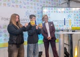 Landeshauptfrau Johanna Mikl-Leitner mit Nina und Jakob beim Experiment „Feuer und Flamme für die Wissenschaft“.&nbsp;