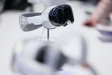 Die Vision Pro bleibt teuer: Rund 4.000 Euro für das aktuelle Modell.&nbsp;