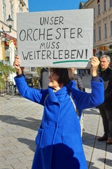 Rund 500 Teilnehmer auf dem Hauptplatz bekundeten vor dem Rathaus ihre Verbundenheit mit dem Ensemble.  