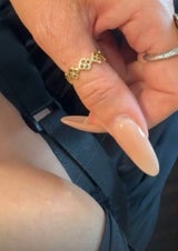 Heidi zeigt auf Instagram ein langes weißes Haar, das ihr aus dem Busen wächst.&nbsp;