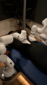 Zwei Roboterarme massieren automatisch den Rücken eines Gastes.&nbsp;
