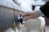 Nicht der Eiskratzer: Diesen Gegenstand sollte man im Winter im Auto haben