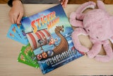 Pro Einkaufswert von 10 Euro erhalten Kund:innen ein grünes Sticker-Briefchen à fünf Stickern kostenlos. Zusätzlich kann ein blaues Sticker-Briefchen mit fünf Stickern und einem von insgesamt acht Rubbel-Tattoos für 0,60 Euro direkt an der Kassa gekauft werden.