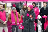 NEOS-Wahlkampfauftakt mit Punschkrapferl und Transparenzhammer