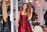 Blake Lively wurde am 9. Dezember 2025 in New York im Dirndl des Labels Annina gesichtet.