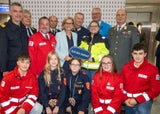 (v.l.n.r.) Bezirksfeuerwehrkommandant Georg Schröder, NÖ Samariterbund-Präsident Hannes Sauer, Präsident NÖ Rotes Kreuz Hans Ebner, Landesleiter Wasserrettung Markus Schimböck, Landeshauptfrau Johanna Mikl-Leitner, NÖ Landespolizeidirektor Franz Popp, Anita Zinner vom Notruf NÖ, NÖ Zivilschutzverband-Präsident Landtagsabgeordneter Christoph Kainz, NÖ Militärkommandant Georg Härtinger und (vorne kniend) die jungen Freiwilligen von Rettung und Feuerwehr.&nbsp;