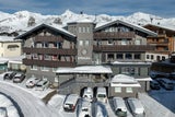 Nur knapp hinter dem Spitzenreiter und somit auf Platz 2 beim pistenhotels.info Award 2026 landet das Hotel Kristall in Obertauern. Das 4-Sterne-Hotel der Familie Kindl blickt auf eine lange Tradition zurück: Seit 1972 steht es für herzliche Gastfreundschaft und persönlichen Service. Direkt an der Piste auf 1.740 Metern Höhe gelegen, bietet das Haus den idealen Einstieg in das Skivergnügen des schneesichersten Wintersportorts Österreichs. Die Gäste schätzen vor allem die familiäre Atmosphäre und die perfekte Lage. 