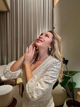 Ekaterina zeigt ihren Schmuck für den Opernball