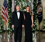 "Weihnachtsgrüße": Trump & Melania mit ernster Miene