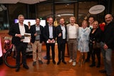 Die große oe24xmas-Charity Auktion: oe24 CEO Niki Fellner (Bild Mitte) mit Walter Hell-Höflinger Gründer und GF von Gold &amp; Co (4.v.r.), Claudia Stadler, cSt Causa Steuerberatungs GmbH (2.v.r) und Ulrich Flatnitzer, Fahrschule beim AKH (r.) und&nbsp;