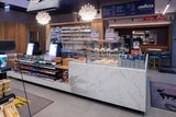 Das Innere des neuen DESPAR express-Standortes zeichnet sich durch helles Holz und modern-urbanes Design aus.