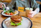 Veganuary leicht gemacht: So ersetzen Sie in Rezepten Eier, Obers & Co.