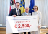 Christoph Schuh, Generalsekretär der Franz Klammer Foundation mit dem Geburtstagsscheck, Jubilar Gunnar Prokop und Landeshauptfrau Johanna Mikl-Leitner (v.l.n.r.).&nbsp;
