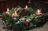Das ist jetzt zu tun: So pflegen Sie Ihren Adventkranz, damit er nicht austrocknet