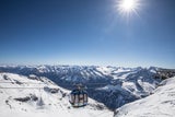 Hintertuxer Gletscher. Schweben mit Aussicht&nbsp;auf die Tiroler Alpen.