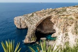 Blaue Grotte Maltas Naturwunder kann man von oben oder per&nbsp;Boot besichtigen.