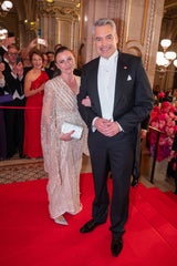 2024 mit Ehemann Karl Nehammer am Opernball. Das Kleid wird nun versteigert.&nbsp;