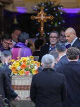 Bardots Sohn Nicolas-Jacques blickt auf den Sarg hinunter.&nbsp;