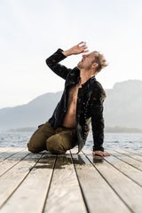 Philipp Hochmair schüttet sich Wasser ins Gesicht