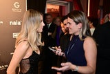 Melissa Naschenweng und oe24-Reporterin Nathalie Martens.