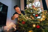 Genial: Mit diesen Deko-Tricks wirkt der Christbaum größer