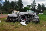 Bus kollidiert mit Auto und stürzt von Brücke