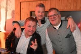 Elton (rechts) zeigte sich gut gelaunt am DJ-Pult