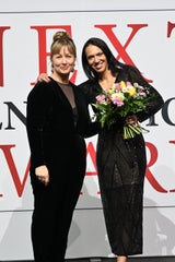 Billa Marketing-Chefin Daniela Schwarz mit Gewinnerin Amira Awad