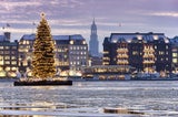 Hamburg. Die Binnenalster erstrahlt bis 8. Jänner in weihnachtlichem Glanz.