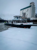 Donau zugefroren: Eisbrecher "MS Eisvogel" im Dauereinsatz