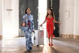 Stylisch unterwegs ist Emily alias Lily Collins wieder mit ihrer Freundin Mindy (Ashley Park), die ihre Gesangskarriere verfolgt.&nbsp;