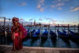 Venedig. Historische Masken, prunkvolle Kostüme und Palazzi verwandeln die Lagunenstadt in einen zeitlosen Maskenball.